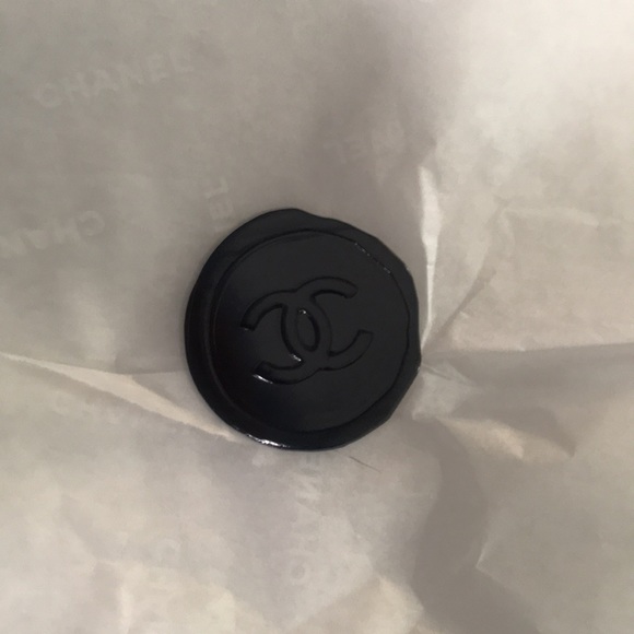 🌸NEW🌸 Chanel large gift box with tissue paper & shredded paper - Picture 11 of 15